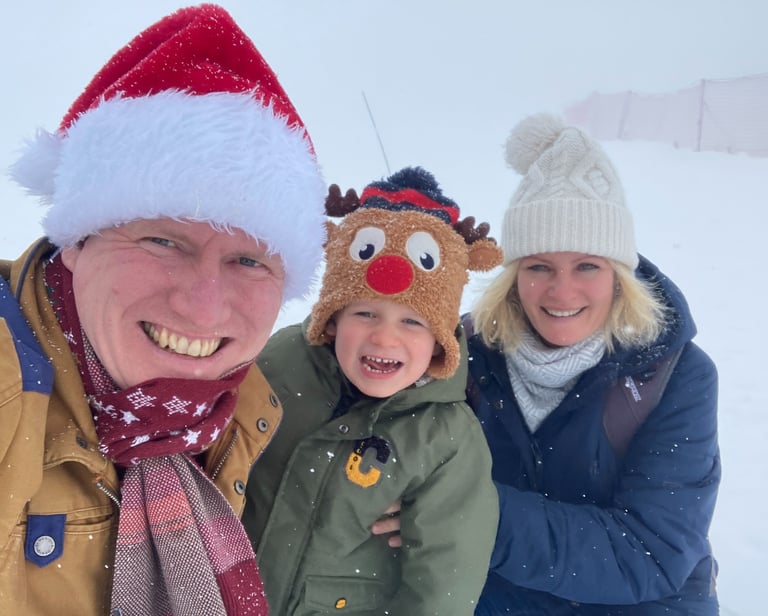 Family in the snow at Rochers De Naye