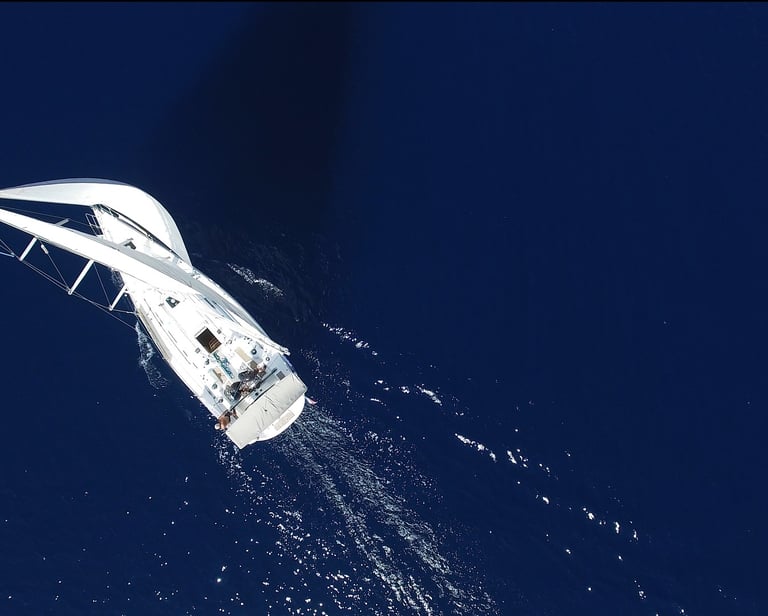 un voilier qui vogue sur l'océan