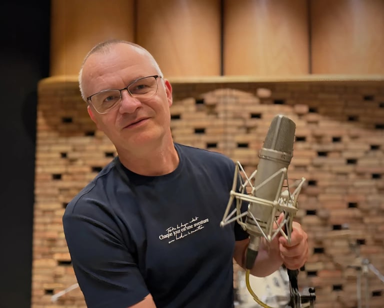 Zdjęcie Sławek Wiesławski w Hertz Studio trzymający Neumann u87 mikrofon pojemnościowy