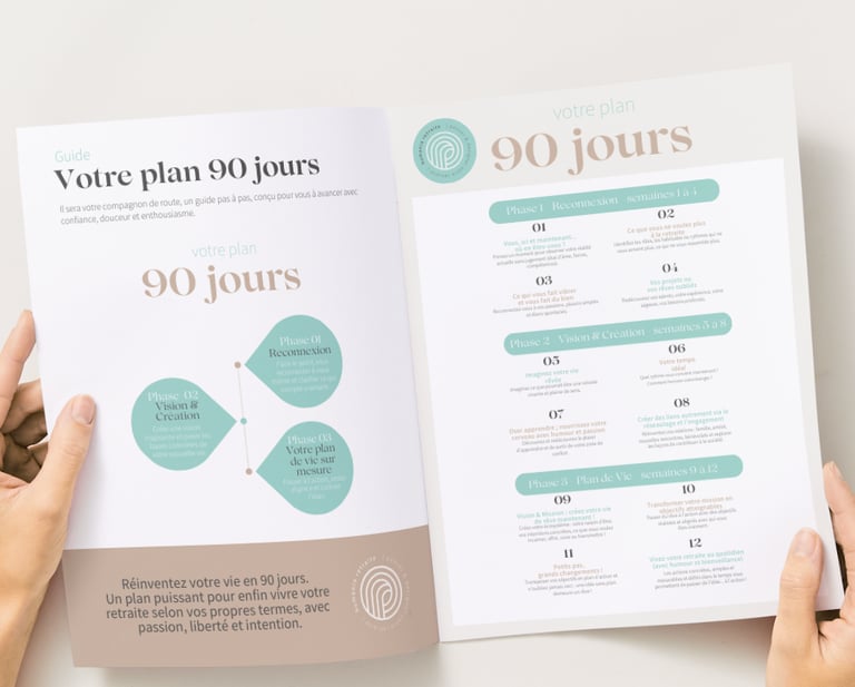page intérieure du livre d’exercice de humania retraite tenu par une personne dont on voit seulement les mains