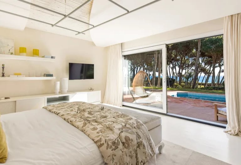 Villa El Rincon bedroom with pool access and sea views