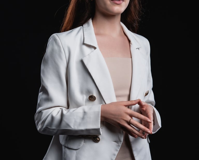 Retrato profissional de assistente administrativa com fundo neutro.