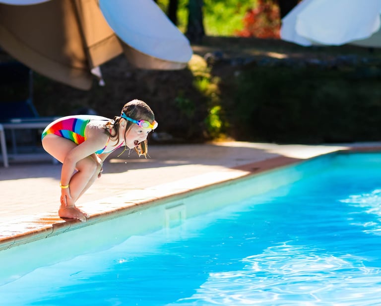 fillette plongeant dans la piscine avec une eau trés calire
