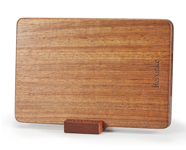 A single-plank solid teak cutting board, plastic-free and glue-free for a non-toxic kitchen.