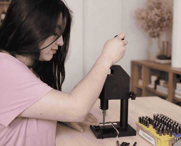 Fabricante de joyas que utiliza una herramienta de prensa de estampación de metal 