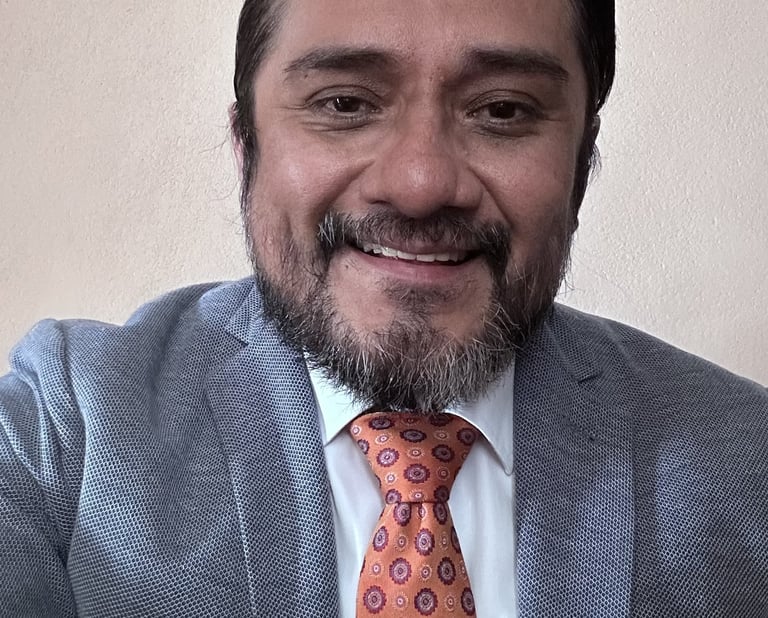 psicologo profesional sonriendo para una foto con ropa formal