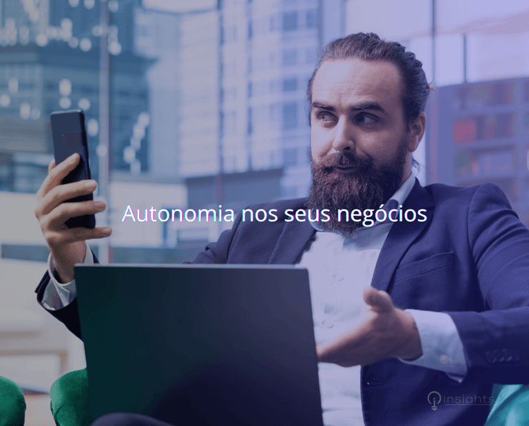 Empresário dominando a tecnologia após Capacitação Digital