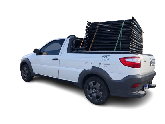 fiat estrada com andaimes na caçamba