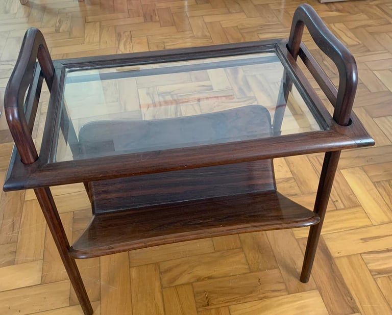 Porta-revistas com bandeja removível em mesinha de imbuia antiga