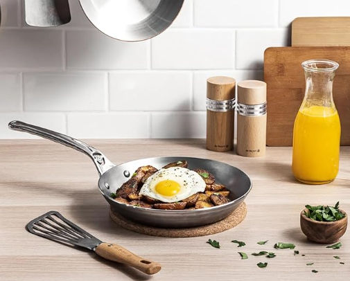 de Buyer Mineral B Pro 11-inch carbon steel fry pan with stainless steel handle and beeswax finish.