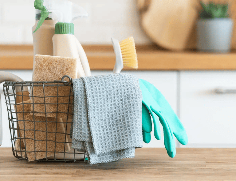 Cesta com produtos naturais de acordo com empresa jovem e sustentável especializada em aromaterapia.