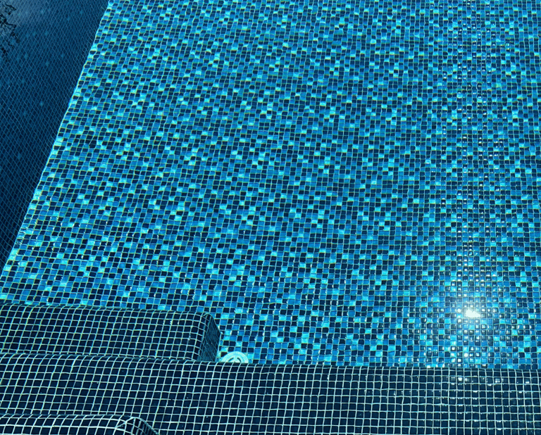 Mosaik Pool im Garten – stilvolle Wand- und Bodenverkleidung für mehr Ästhetik.