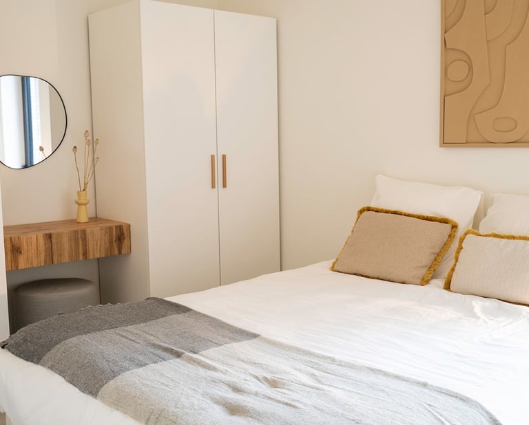 slaapkamer met opbemaakt bed