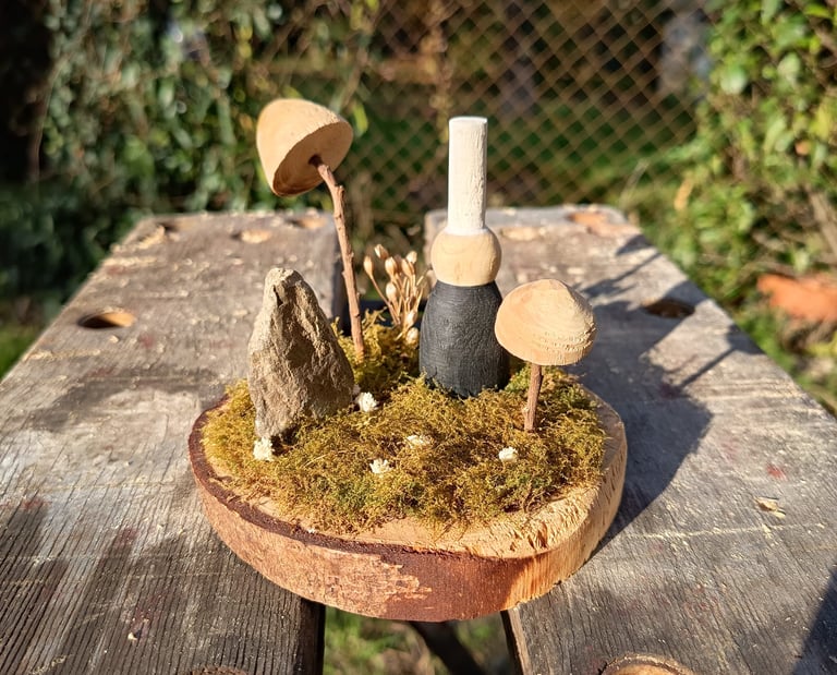 Bigoudène déco sur tranche de bois avec menhir et champignons.