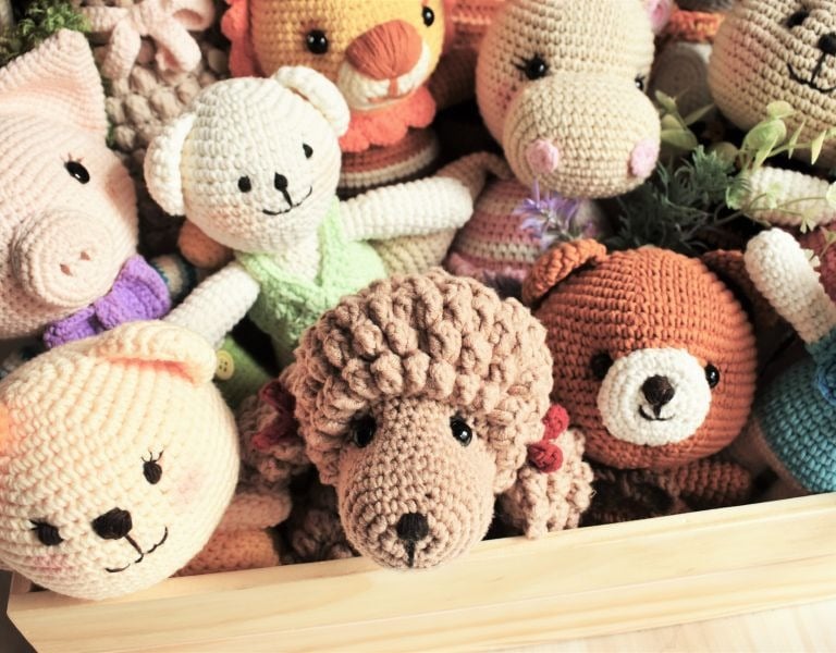 Colección de animales amigurumi tejidos a crochet hechos a mano, que incluye perro, osos, cerditos