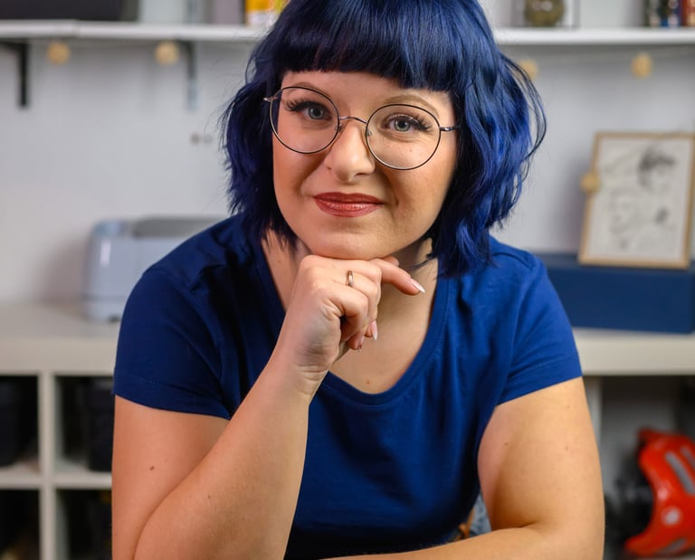 Kristin Chmielewski - Portrait einer jungen Frag im blauen Shirt und blauen Haaren