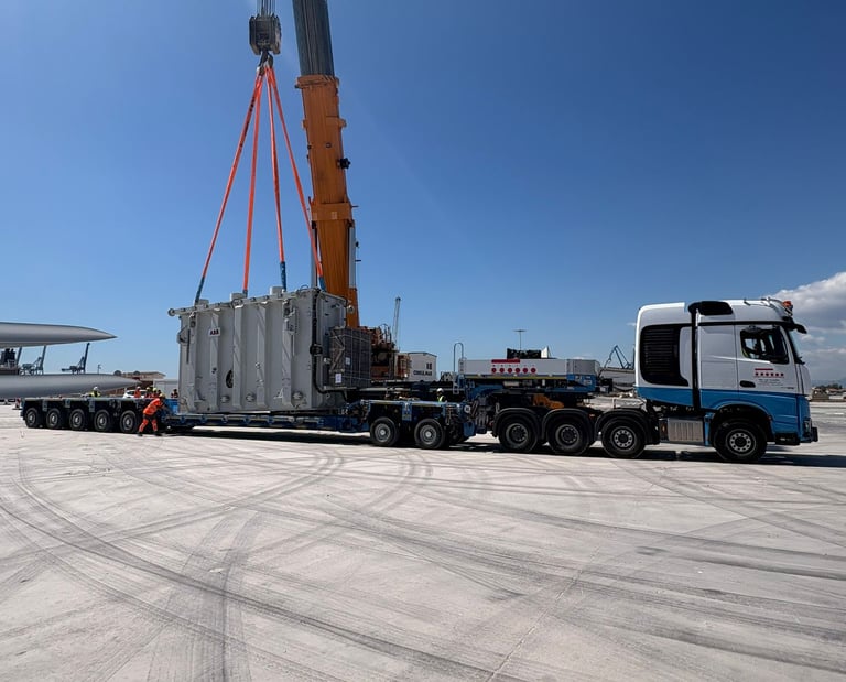 Servicio de carga y transporte especial de maquinaria pesada con grúa industrial