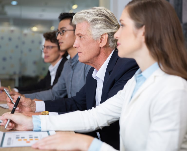 Equipo directivo sentado frente a mesa