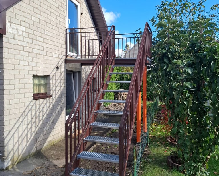 Metaliniai lauko laiptai is tvirto plieno