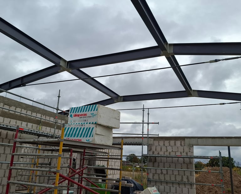 Metalinė stogo konstrukcija tiksli ir ilgaamze