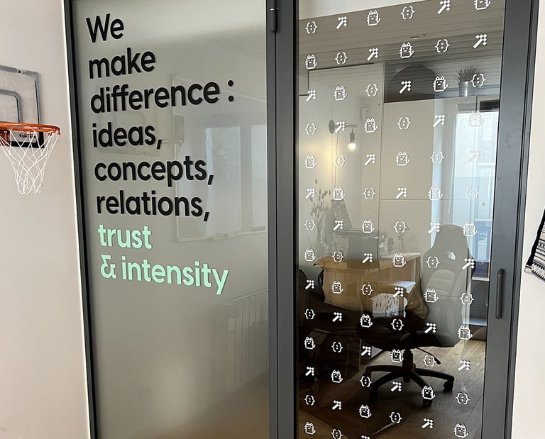 vitrophanie dépoli et lettrage