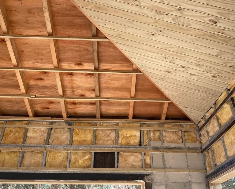 Construcción de techo en Steel Framing con estructura y aislación térmica instalada