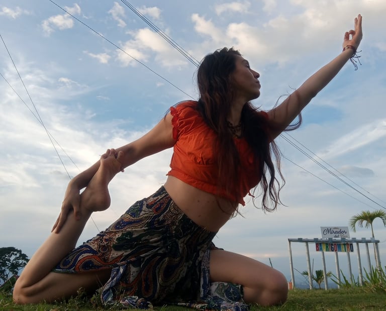 mujer en postura de yoga