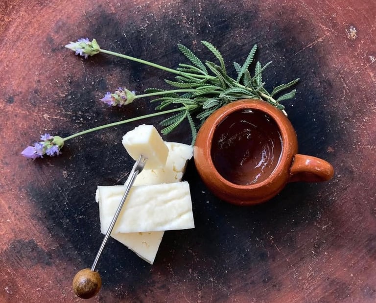 vaso de mezcal y queso
