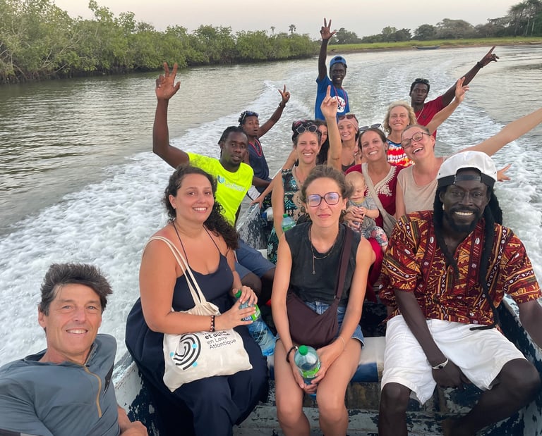 Tous les participants au voyage solidaire de 2025 sur la pirogue, très heureux
