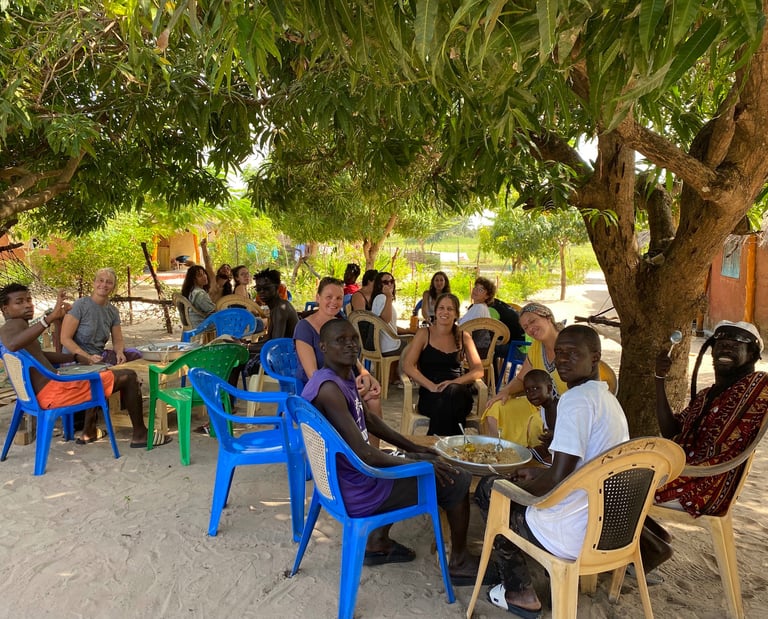 Photo représentant toutes les personne du voyage solidaire mangeant avec les locaux