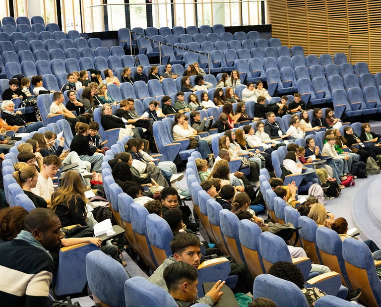 Discours de remerciements, beaucoup de monde dans les gradins centre de conférence du crédit agricol
