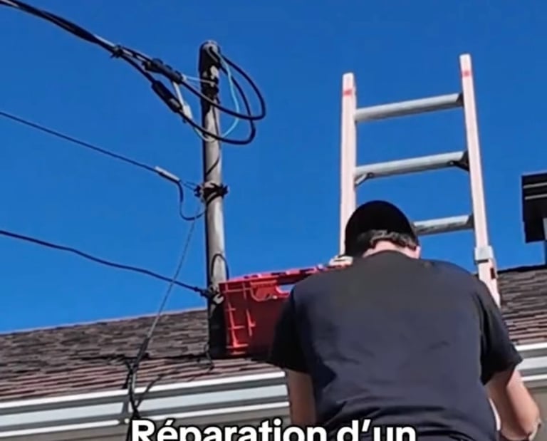 Électricien effectuant la réparation d'un branchement électrique résidentiel d'urgence.