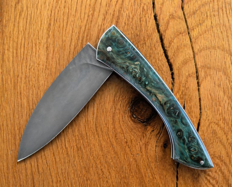 Couteau pliant artisanal à cran forcé avec manche vert stabilisé