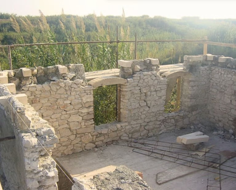 Obra da reforma de um aruina em Susak, Croácia