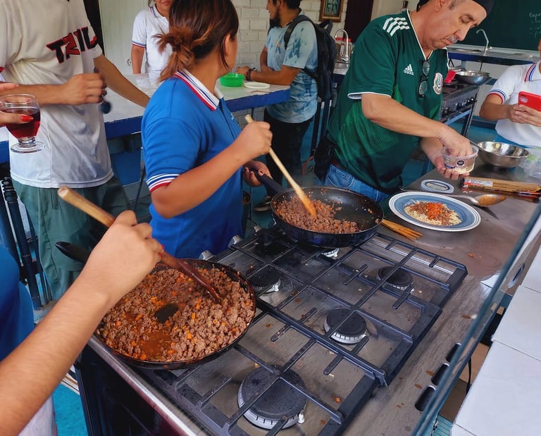 Alumnos en el taller de gastronomía