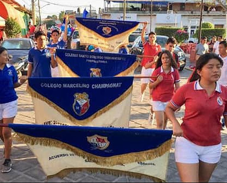 Alumnos de la preparatoria de maristas participando en un desfile cultural