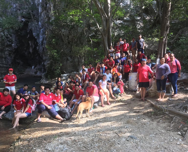 Comunidad de la preparatoria de maristas en un viaje de excursión
