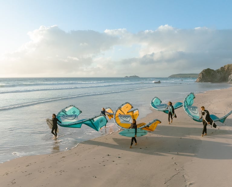 gruppo di allievi principianti di kitesurf che si appresta a prendere una lezione di gruppo