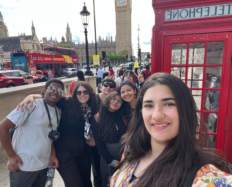 alunos de intercâmbio em Londres, cabine telefônica e Big Ben ao fundo