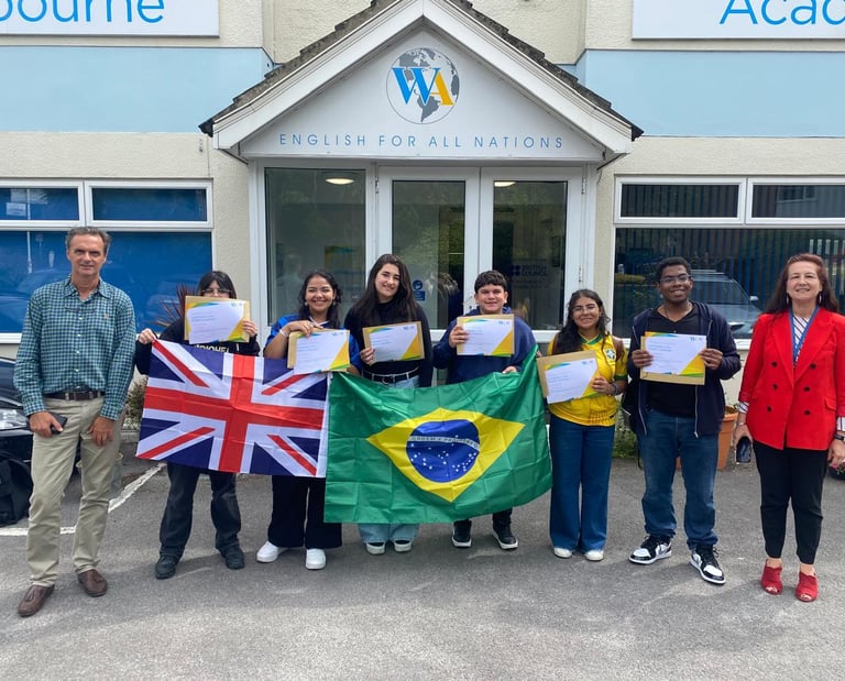 Grupo de estudantes de intercâmbio recebendo seu certificado internacional em escola na Inglaterra