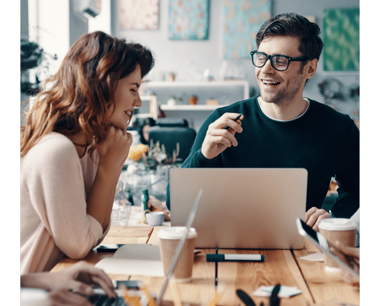 Utilisateur informatique acquérant nouvelles compétences en cybersécurité plateforme Lümee