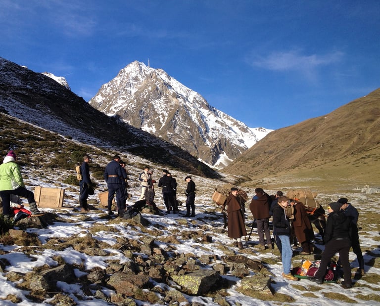 Plan large du tournage du film du l'épopée du pic. Scène du transport de la Coupole Baillaud  