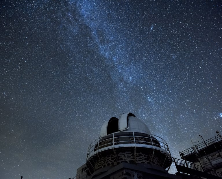 Telescope T1M sous la voie lactée Pic du Midi Pyrénées France 
