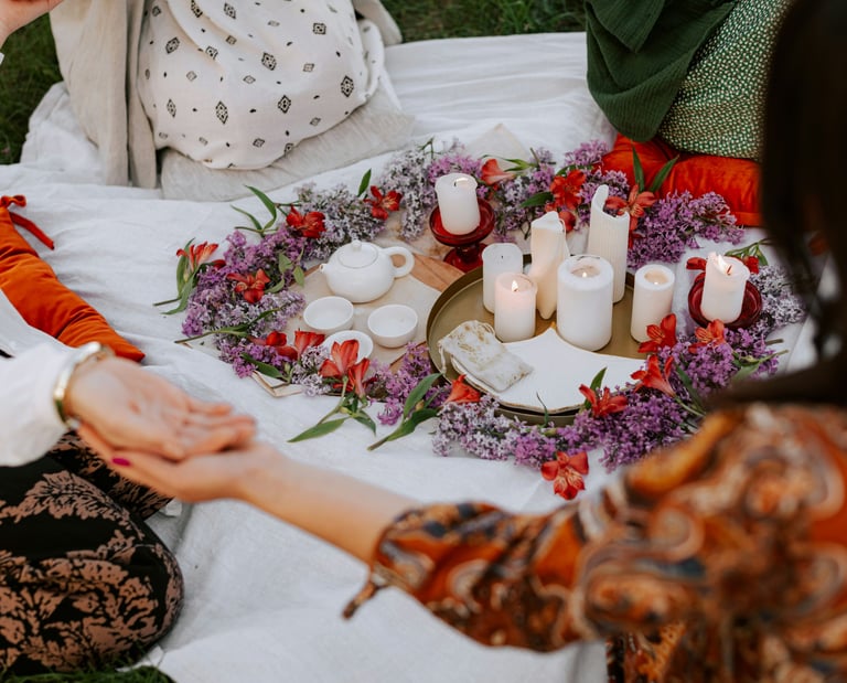 Frauen reichen sich die Hände im Kreis
