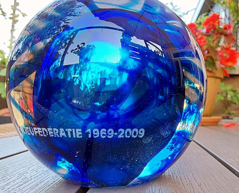 Geblazen "parel" van glas voor de Milieufederatie Noord-Holland, Josien Geerdink