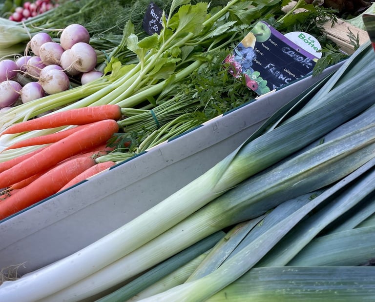 Sélection de fruits et légumes de saison chez Au Jardin des Sablettes à Beaulieu : carottes fanes, p