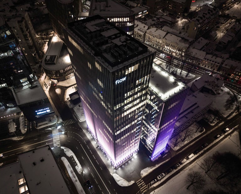 drono nuotrauka miesto pastatas Vilniuje iš oro