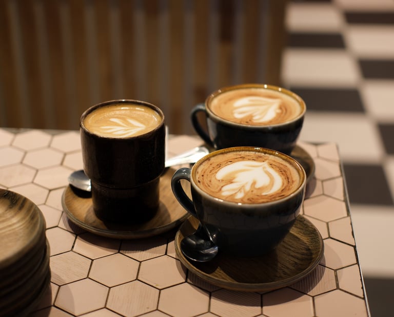 alt="cappuccino at Bon Jo Montmartre"