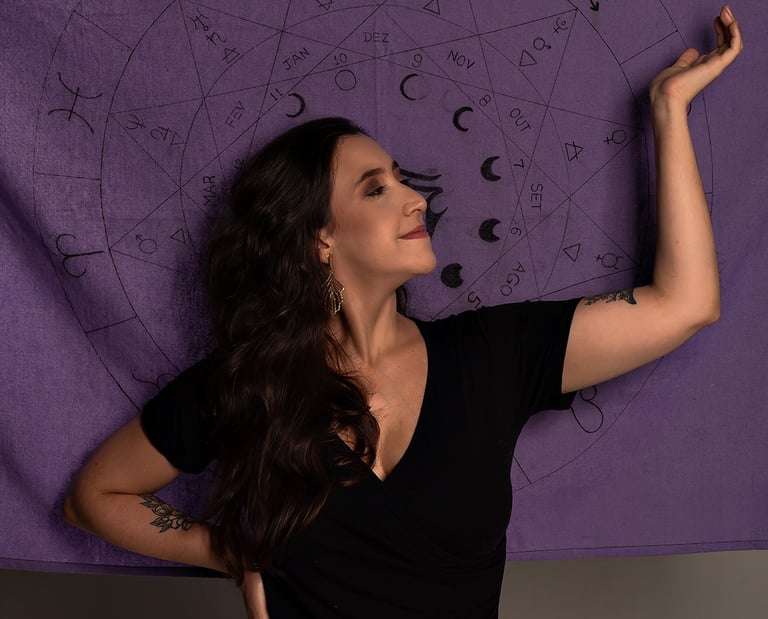 mulher sorrindo com mapa astral ao fundo