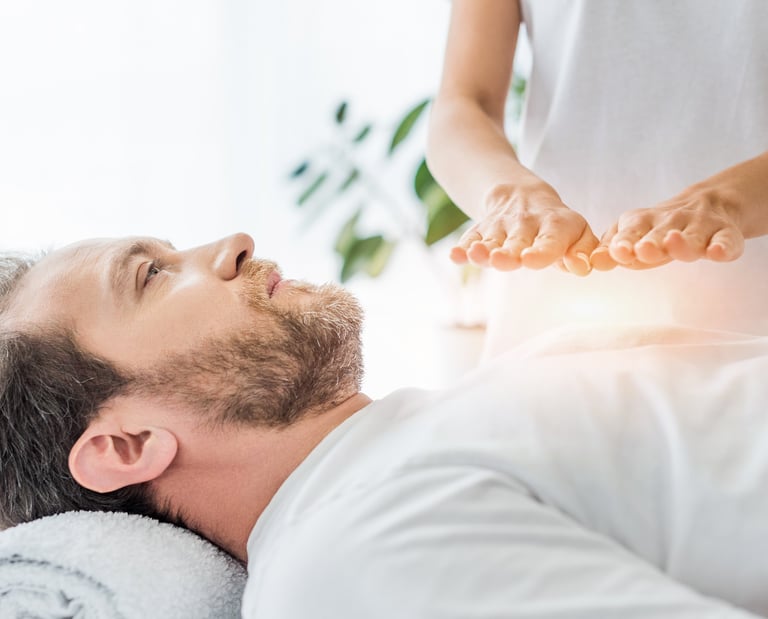 séance de magnétisme, deux mains au dessus d'une personne allongée sur le dos